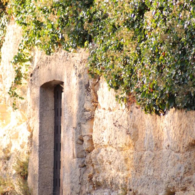 Devanture d'un lieu troglodytique dans le village de Châteauvieux.