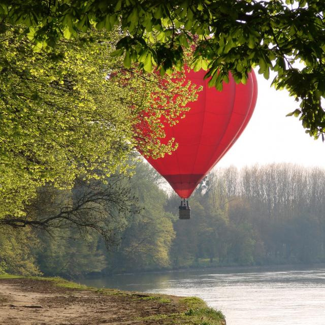 Montgolfière survolant le Cher