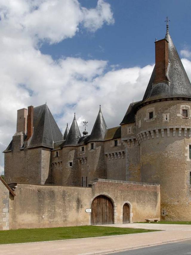 Chateau De Fougères NON LIBRE DE DROIT