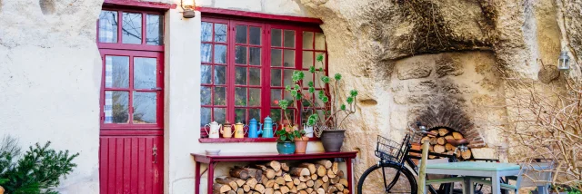 Photographie de jour, de l(entrée d'une maison troglodytique à Bourré. Maison creusée dans la pierre de tuffeau.