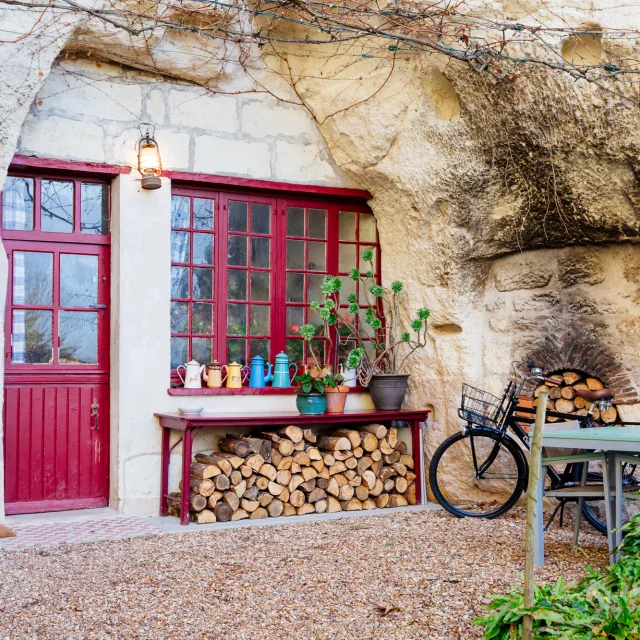 Photographie de jour, de l(entrée d'une maison troglodytique à Bourré. Maison creusée dans la pierre de tuffeau.