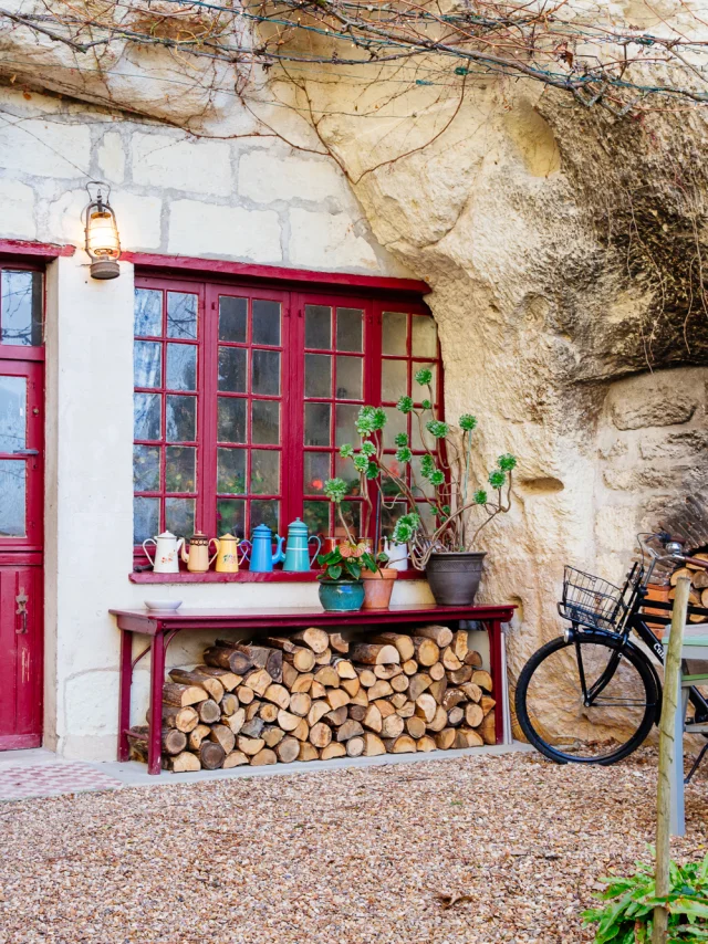 Photographie de jour, de l(entrée d'une maison troglodytique à Bourré. Maison creusée dans la pierre de tuffeau.