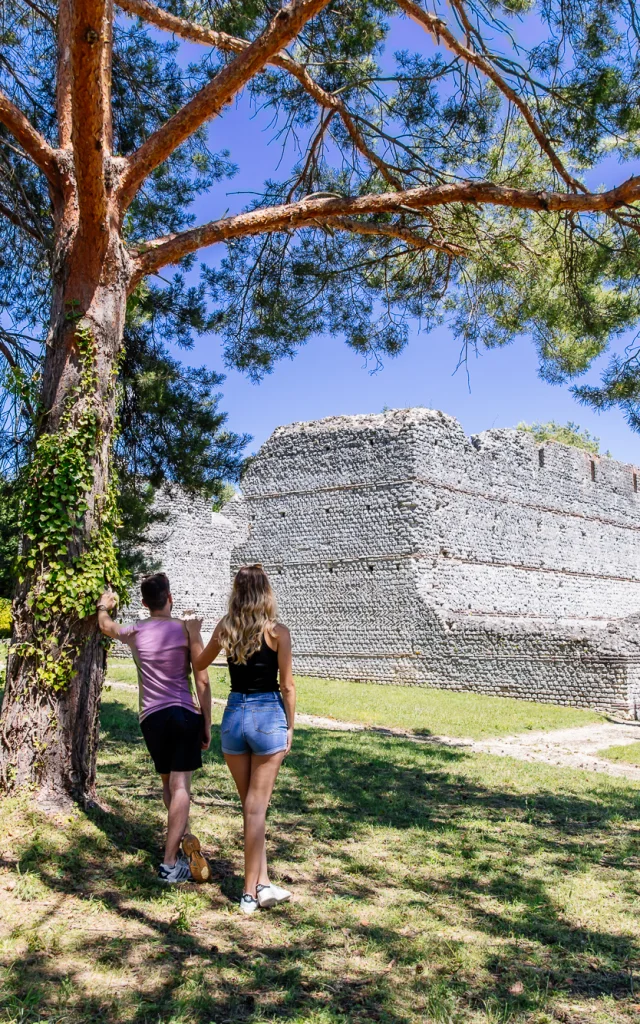 Deux jeunes se tenant devant le site gallo romain des Mazelles