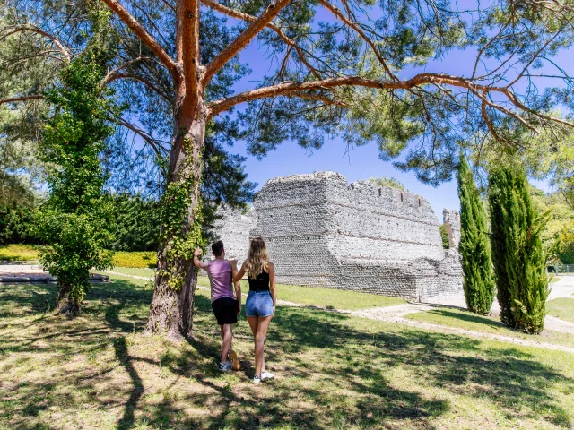 Deux jeunes se tenant devant le site gallo romain des Mazelles