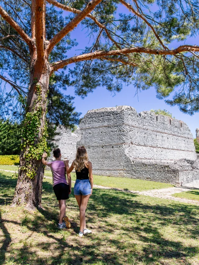 Deux jeunes se tenant devant le site gallo romain des Mazelles